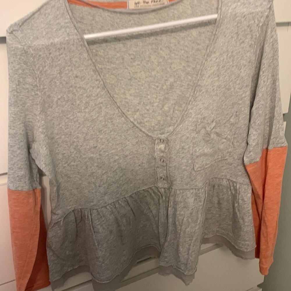 T-shirt! Free People . Light weight . Not see thru! Never worn!